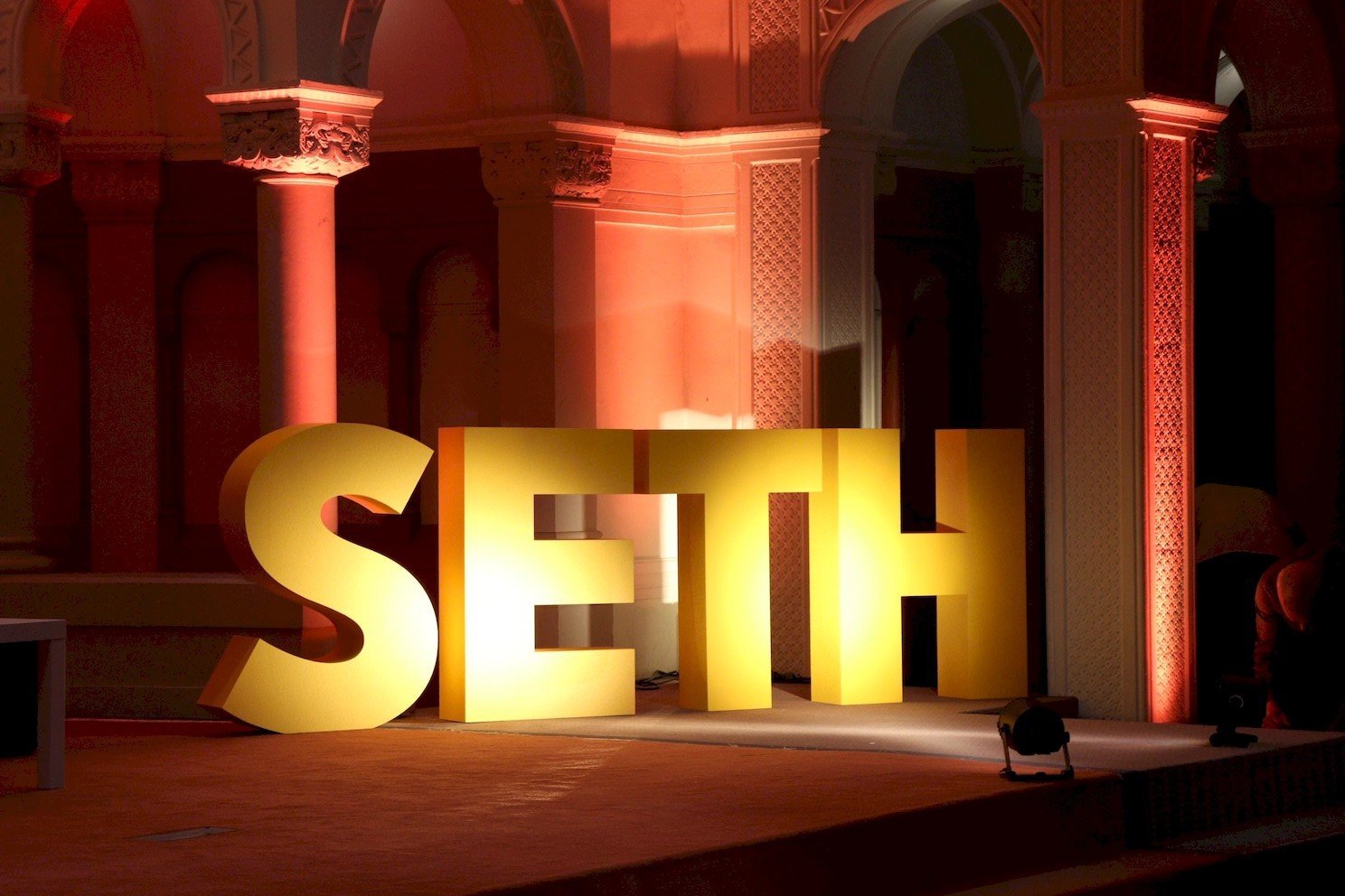 Les lettres SETH sur la scène
